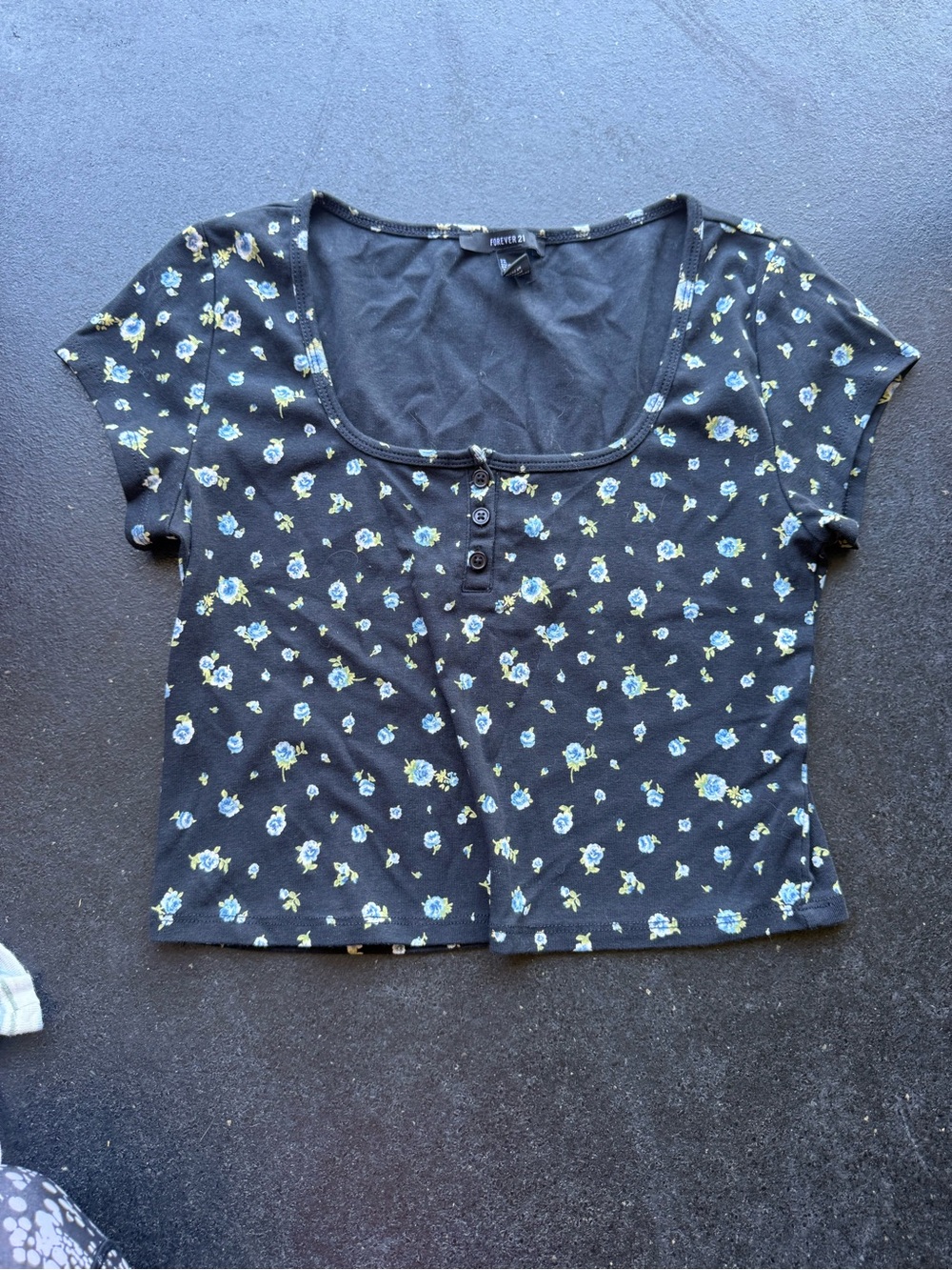 Forever 21 Black Floral Scoop-Neck Button-Up Crop Tee
